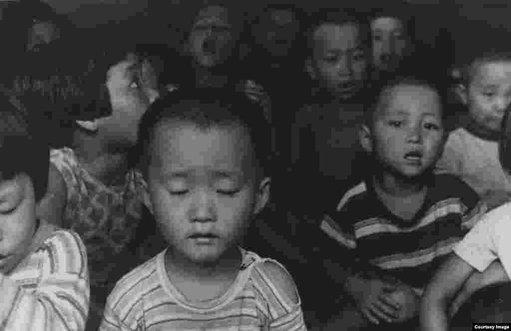 Koreya. 1958-yil. Amerikalik suratkash, fotojurnalist Doroteya Lang Buyuk tushkunlik davrini mohirona tasvirga tushirgan. U hujjatli fotografiya rivojiga qo&#39;shgan hissasi bilan tanilgan.