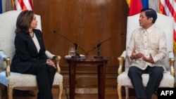 AQSh Vitse-prezidenti Kamala Harris Filippin rahbari Ferdinand Markos bilan, Manila, 21-noyabr, 2022 