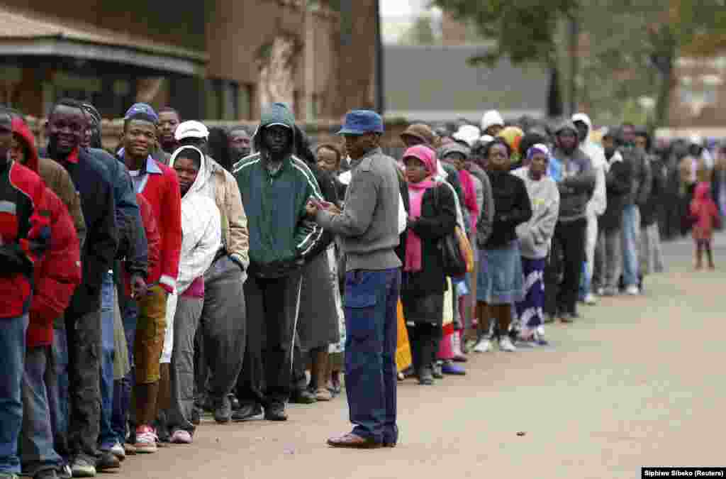 Dezenas de zimbabueanos esperam para votar em Mbare, subúrbio de Harare.