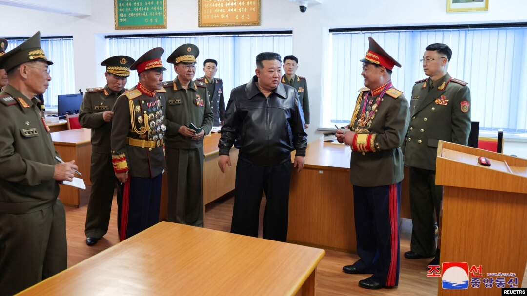 10일 김정은 북한 국무위원장이 김정일군정대학을 현지 지도했다고 북한 대외관영 ‘조선중앙통신’과 노동당 기관지 ‘노동신문’ 11일 보도했다.