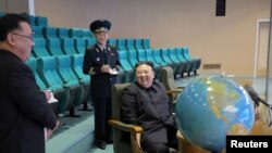 在朝中社2023年11月25日发布的这张照片中，朝鲜领导人金正恩访问国家航空航天技术局视察侦察卫星的准备情况，并观看谍卫星拍摄的照片。（路透社照片）