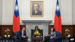 美国众议院美国与中共战略竞争特设委员会主席迈克·加拉格尔（Mike Gallagher）在访问台北期间与台湾总统蔡英文举行会谈。（2024年2月22日）