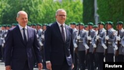 Прем'єр-міністр Австралії Ентоні Албаніз та канцлер Німеччини Олаф Шольц у Берліні 10 липня 2023 року напередодні саміту НАТО у Вільнюсі. Фото: Reuters/Fabrizio Bensch 