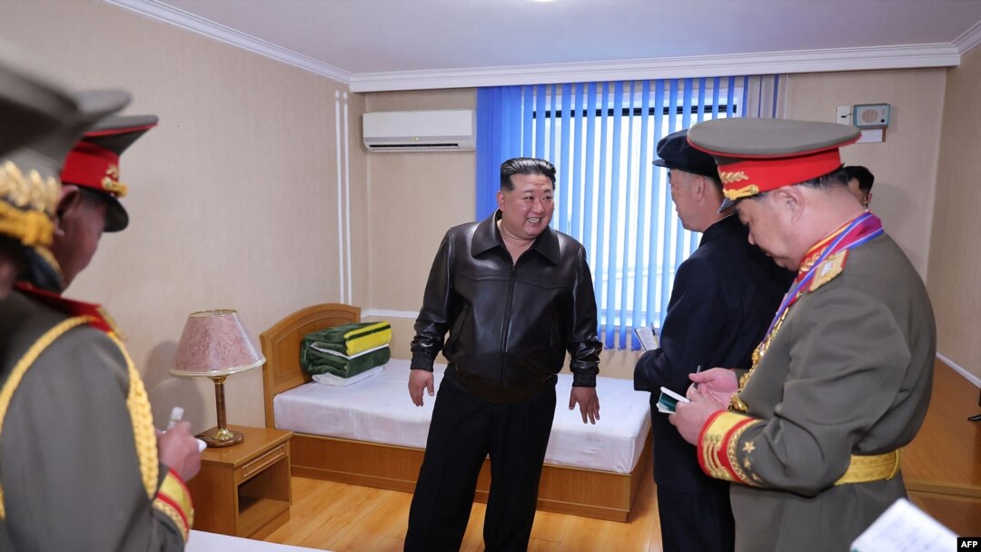 10일 김정은 국무위원장이 김정일군정대학 기숙사 숙소를 시찰 중이다.
