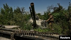 Mwnajeshi wa Ukraine akikagua mizinga ya Russia iliyoharibiwa July 21, 2023. 
