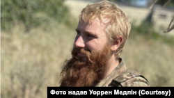 24-річний Далтон Медлін з Техасу загинув на Донеччині у вересні 2023 року, його тіло не вдалося забрати з поля бою, бо, як повідомили побратими, росіяни його замінували.