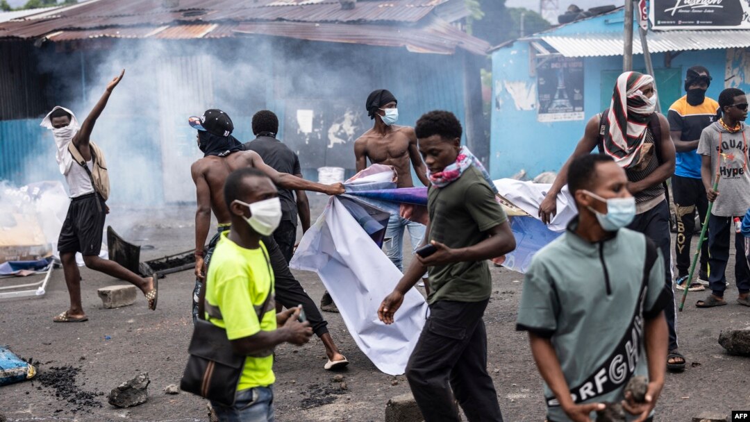 Wafuasi wa upinzani wakati wa maandamano kufuatia kutangazwa kwa ushindi wa rais aliyekuwa madarakani Azali Assoumani huko Moroni on Januari 17, 2024. Picha na OLYMPIA DE MAISMONT / AFP