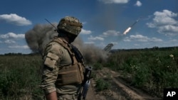 Një ushtar ukrainas duke ndjekur goditjen me raketa në rrethinat e qytetit Bakhmut