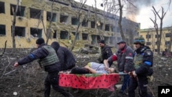 Це фото Євгена Малолєтки вагітної жінки, яка була поранена в результаті російського обстрілу полового відділення у Маріуполі, стало одним з найбільш відомих фото облоги міста та війни в цілому