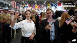 AQSh fuqaroligini qo'lga kiritgan yangi amerikaliklar, 2024-yil, 7-may, Mayami, Florida