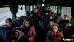 Фото від квітня 2023 року - діти з непідконтрольних Україні територій, яких вивезли до Росії, чекають на повернення до України. (Valentyn Ogirenko/Reuters)