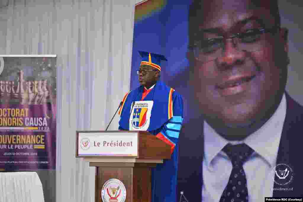 Président Félix Tshisekedi azali kopesa lisikulu na milulu mya bopesami diplôme ya Docteur honoris causa na université ya Kinshasa, 12 sanza ya zomi 2023. (Présidence RDC)