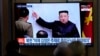 11일 한국 서울역에 설치된 TV에서 북한 관련 뉴스가 나오고 있다.