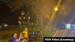 Старший науковий співробітник Інституту Брукінгса Бенджамін Віттес (на фото - у жовтому) біля проектора навпроти посольства РФ у Вашингтоні