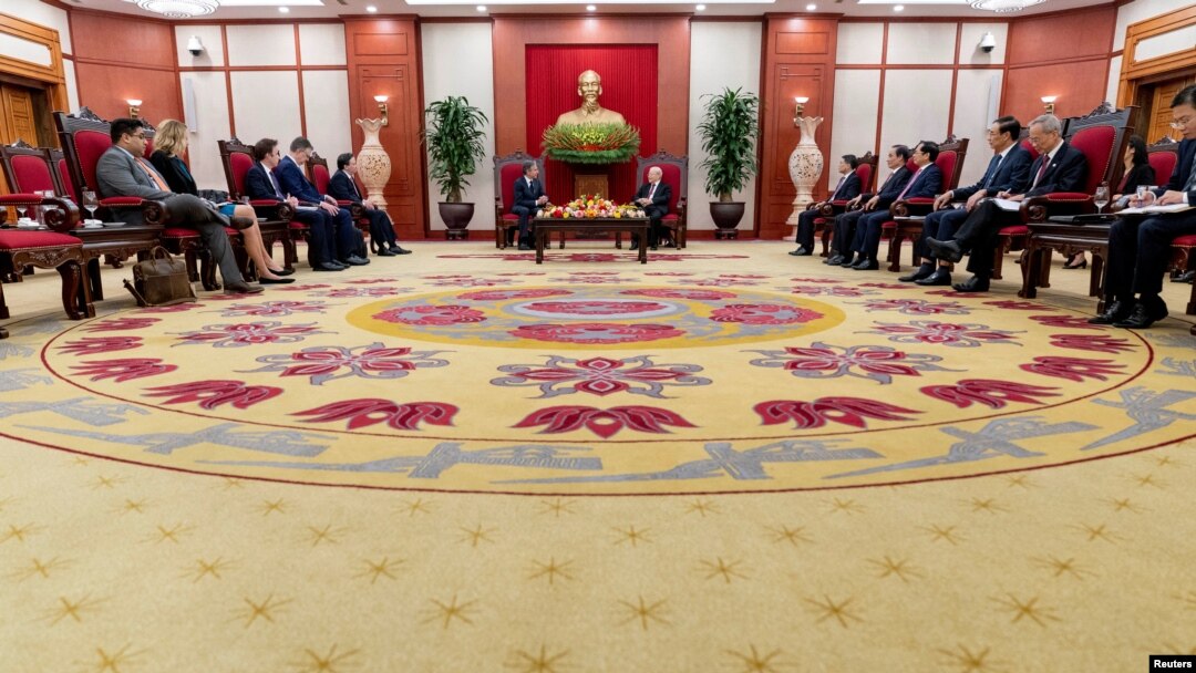 FILE - Secretary of State Antony Blinken, center left, meets with Vietnam's Communist Party General Secretary Nguyen Phu Trong, center right, in Hanoi, Apr. 15, 2023. Blinken has expressed hope that US-Vietnam ties could be strengthened. (Andrew Harnik/Pool via Reuters)