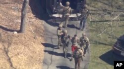 美国联邦调查局（FBI）逮捕了空军国民警卫队士兵杰克·特谢拉（Jack Teixeira），指控他涉嫌泄露了这些高度机密的文件。（2023年4月13日）
