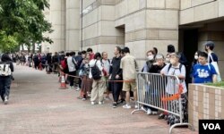 香港民主派初选47人案，16名不认罪被告2024年5月30日颁布裁决，受到公众关注。有大批香港市民到西方龙裁判法庭排队旁听。 (美国之音照片)