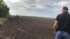 Історії родини вимушених переселенців, які повернулись засівати поля біля лінії фронту. Відео