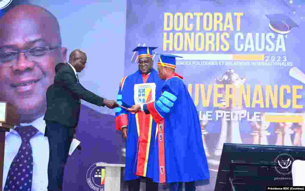 Recteur ya Université ua Kinshasa (Unikin), Jean-Marie Kayembe (D), apesi président Félix Tshisekedi (C) diplôme ya Docteur honirs Causa, Kinshasa, 12 sanza ya zomi 2023. (Présidence RDC)