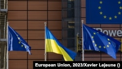 Фото для ілюстрації: прапори ЄС та України