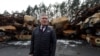 Кір Стармер, лідер Лейбористської партії Великої Британії, біля цивільних автомашин знищених внаслідок російського наступу в місті Ірпінь під Києвом під час його візиту в Україну 16 лютого 2023 р.