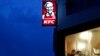 แฟ้มภาพ - ลูกค้าอุดหนุนร้านเคเอฟซี ชานกรุงกัวลาลัมเปอร์ เมื่อ 3 พ.ย. 2012 (REUTERS/Bazuki Muhammad)