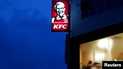 แฟ้มภาพ - ลูกค้าอุดหนุนร้านเคเอฟซี ชานกรุงกัวลาลัมเปอร์ เมื่อ 3 พ.ย. 2012 (REUTERS/Bazuki Muhammad)
