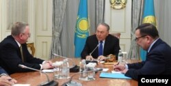 AQSh elchisisi Jorj Krol Qozog'iston rahbari Nursulton Nazarboyev bilan muloqotda, Ostona, 9-yanvar, 2018