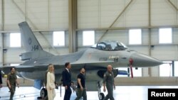 Presidenti Zelensky dhe Kryeministri Rutte duke inspektuar një avion luftarak F-16 (20 gusht 2023)