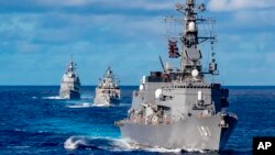 2021년 8월 27일 인도양에서 진행된 열린 말라바르 2021 연합 훈련에서 호주 해군 HMAS 워라문가, 알레이 버크급 유도 미사일 구축함 USS 배리(DDG 52)와 함께 대형을 이루어 항해하고 있다.