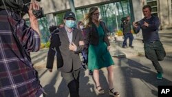 Niqobdagi shaxs, Lu Jianvan, Xitoy hukumati nomidan Nyu-Yorkda maxfiy politsiya uchastkasini tashkil etishda ko’maklashganlikda ayblanmoqda, Bruklin, 17-aprel, 2023. 