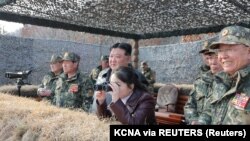朝鲜官媒朝中社发布照片显示，朝鲜领导人金正恩和他的女儿金主爱观看朝鲜人民军空中和两栖作战部队的训练。 （2024年3月16日）