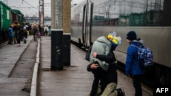 ЄБРР в 2022 році надало Укрзалізниці екстрене фінансування обсягом 150 мільйонів євро, щоб потяги продовжували ходити. Покриття ризиків фінансування частково забезпечили Франція та ЄС. Фото: Потяг з Києва прибув до Краматорська, лютий 2023 року (Photo by Dimitar DILKOFF / AFP)