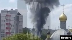 一架直升机坠入俄罗斯布良斯克州的克林奇镇。（2023年5月13日）