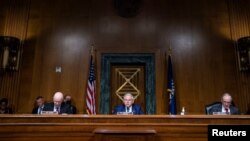ARCHIVO - El senador Robert Menéndez, centro, encabeza la lista de legisladores de la Cámara Alta que llamaron este martes a la Administración Biden a revisar la relación con Guatemala ante señalamientos de socavamiento de la democracia y el Estado de derecho.