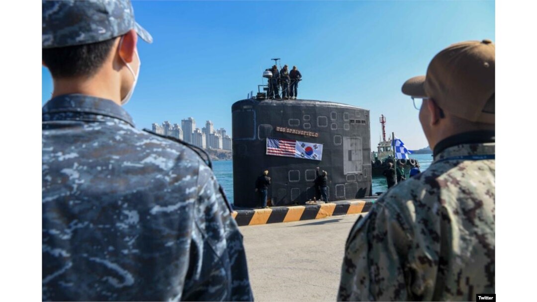 미 해군 7함대는 25일 자체 트위터에 “로스앤젤레스(LA)급 고속 공격 잠수함 ‘스프링필드함(SSN 761)’이 23일 부산항에 입항했다”며 한국 해군의 환영을 받는 스프링필드함과 승조원의 모습이 담긴 사진을 공개했다.