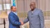 Mokonzi ya kala ya Tanzanie Jakaya Kikwete (G) apesani mbote na président Félix Tshisekedi ya RDC na Lubumbashi, RDC, 4 sanza ya zomi 2023. (X/Présidence RDC)
