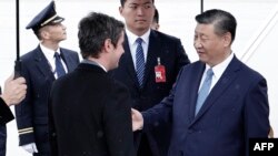 法国总理加布里埃尔·阿塔尔（Gabriel Attal）等官员迎接习近平到访。