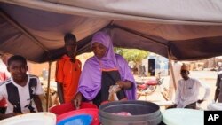 Mwanamke akitayarisha chakula mjini Niamey wakati UN ikionya kuhusu ujosefu wa chakula , Niger.
