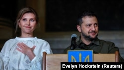 Після виголошення промови президент та перша леді вручили нагороди волонтерам та активістам, лікарям та духовним лідерам, які допомагають Україні.