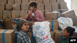 사이클론 피해로 파손된 미얀마 현지 세계식량계획(WFP) 물류 시설에서 지난 17일 관계자들이 식료품을 정리하고 있다. (자료사진)