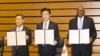 지난달 28일 신원식 한국 국방부 장관, 미노루 키하라 일본 방위상, 로이드 오스틴 미국 국방장관(왼쪽부터)이 일본 국방부에서 열린 일-미-한 3자 국방장관 회의 이후 서명한 미한일 안보협력 프레임워크(TSCF) 협력각서(MOC)를 들고 있다.