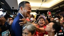 2023年8月22日，为泰党的斯雷塔（中）在泰国议会举行总理投票后，在其曼谷的党总部被支持者拥抱。（法新社照片）