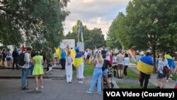 Учасники ходи до Дня незалежності України біля памʼятника Тарасу Шевченку у Вашингтоні