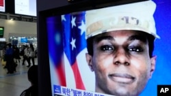 무단 월북한 주한미군 트래비스 킹 이병의 모습이 지난달 한국 서울역 내 TV 뉴스에서 방송되고 있다. (자료사진)