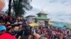 རྒྱ་གར་ཧི་མ་ལ་ཡའི་ནང་མི་མང་འདུ་འཛོམས་ཆེན་པོས་༧གོང་ས་མཆོག་མཚན་ཤས་བཟོ་ཐབས་བྱས་པར་ངོ་རྒོལ་བྱས། 