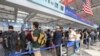 Los viajeros hacen fila en el control de seguridad en el Aeropuerto Internacional O'Hare de Chicago el viernes 30 de agosto de 2024. (Foto AP/Teresa Crawford)