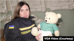 Психологиня ГУ ДСНС у Харківській області Олена Книш бере з собою на виклики іграшкового ведмедика
