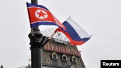 资料照：2019年4月25日，朝鲜最高领导人金正恩访问俄罗斯符拉迪沃斯托克，俄罗斯和朝鲜的国旗在火车站附近的街道上飘扬。（路透社）