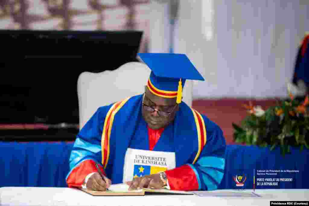 Président Félix Tshisekedi azali kotiya manzaka nsima na kopesama diplôme ya docteur honoris causa na Université ya Kinshasa, 12 sanza ya zomi 2023. (Présidence RDC)